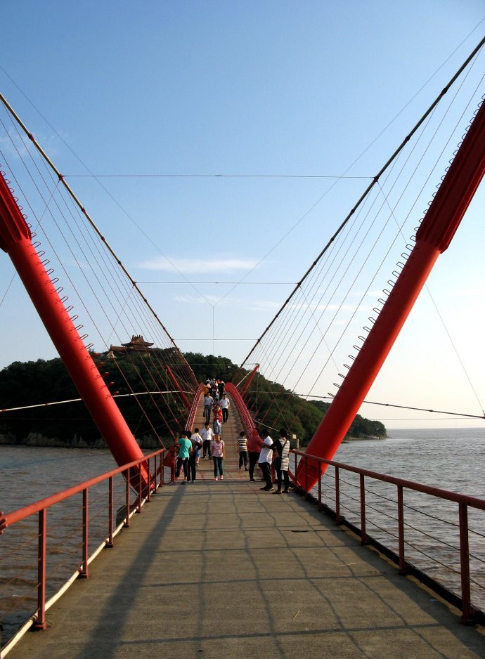 通天桥,位于杭州湾乍浦九龙山海边,是连接九龙山旅游度假区内陆和外