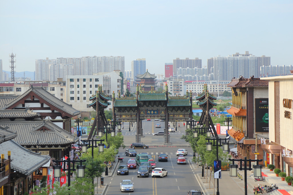 仿古街尽处为鼓楼,明代建筑,外观呈方形,面阔,共三层且均为进深三间