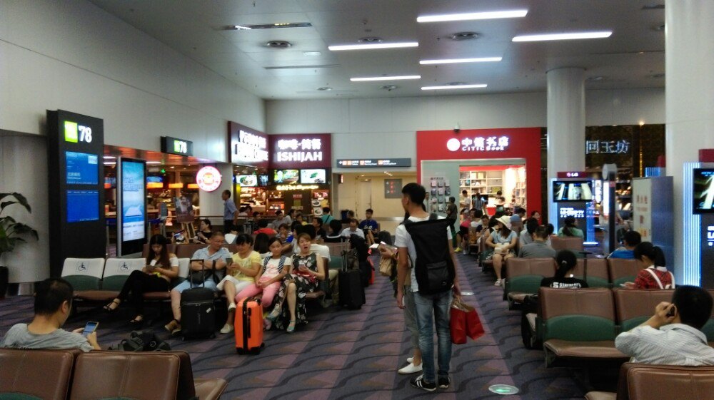 我是7.30到8.2号出行厦门的旅客
其实是想点评深航但因为是报了半自由行的团(?)机票包在里面不能单独点评只好点机场
首先我还是为厦门高崎机场对天气这不可抗因素做出的准备点赞
接着我就要对深航表示我的不满一开始没有说明拿票的方式(我觉得这也是携程的锅)正常来说在网上订票应该是在自助出票机拿票但深航(还有携程)没有任何通知让我们错失了很多时间
再者在回程当天因为台风导致航班多有变故应该早些取消航班我们从晚上7点多一直等到12点多才说可免费改签或继续等待
可