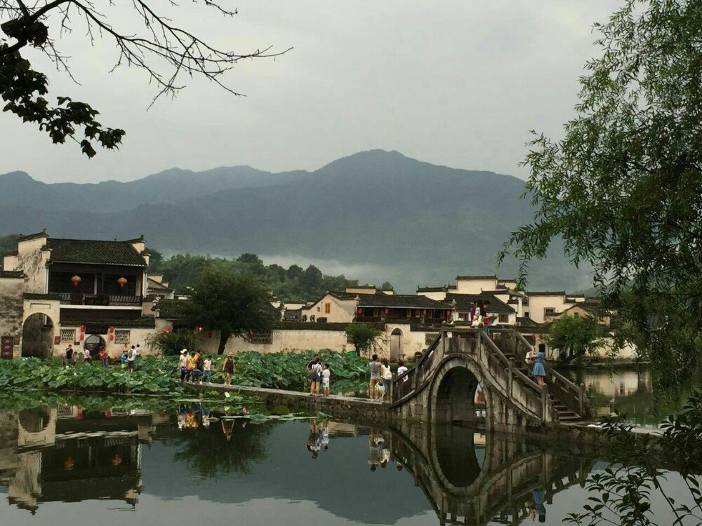 穿湖而过的画桥为中电影《卧虎藏龙