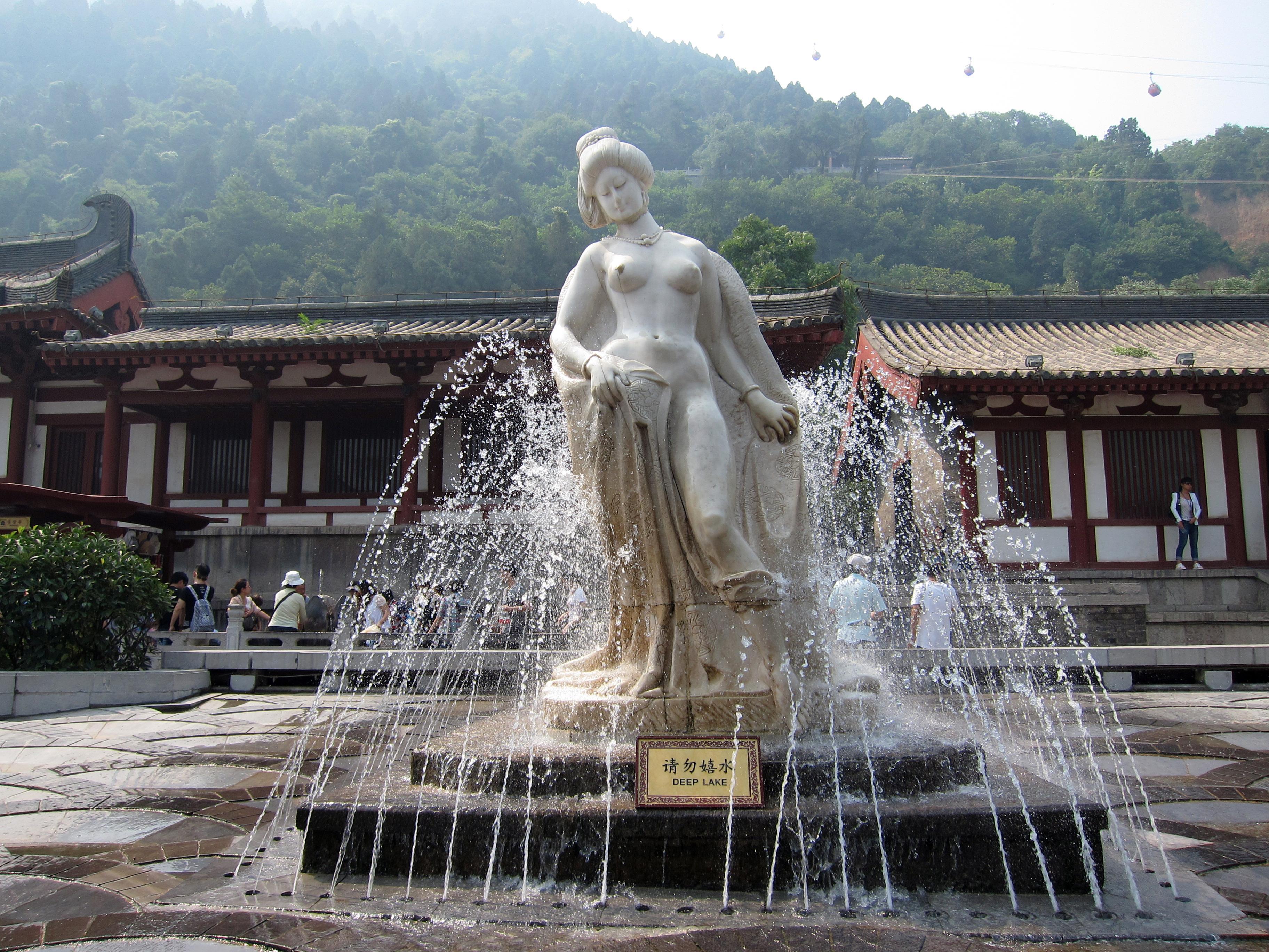 华清池是唐明皇李隆基和杨贵妃在此沐浴的温泉,也是西安事变的爆发