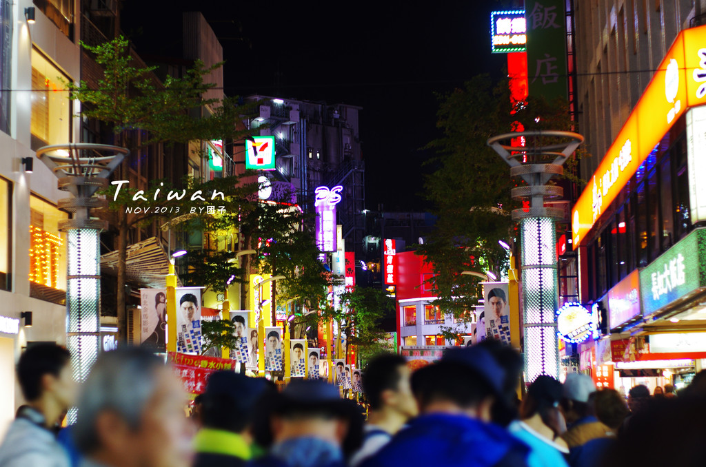 熙熙攘攘的西门町街道,很多街头表演的青年.外国人也非常的多.