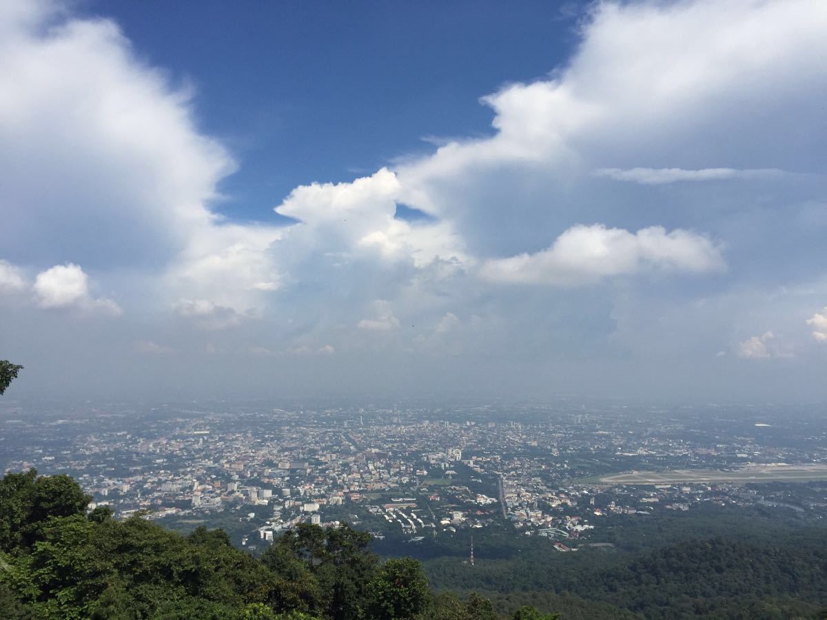 素贴山真的还蛮高,一路盘山公路上去景色怡人,山里清凉,还能俯视清迈