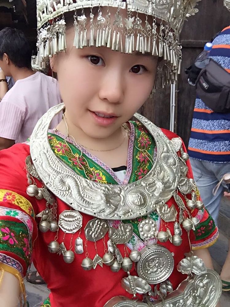                  穿上苗族的衣服