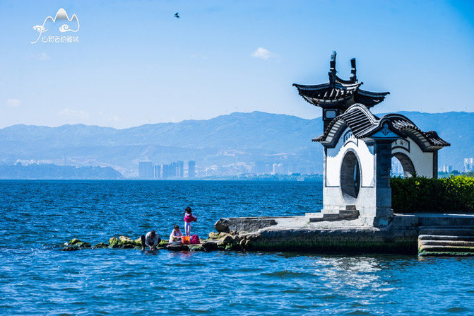 龙龛码头   本地的居民在洱海里洗衣服,远处隐约可见大理市区