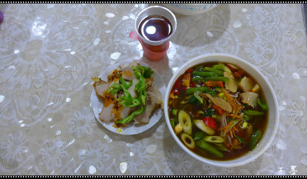 所谓三套车是指,凉州行面,腊肉,冰糖圆枣茯茶,有面有肉,有干有稀,真的