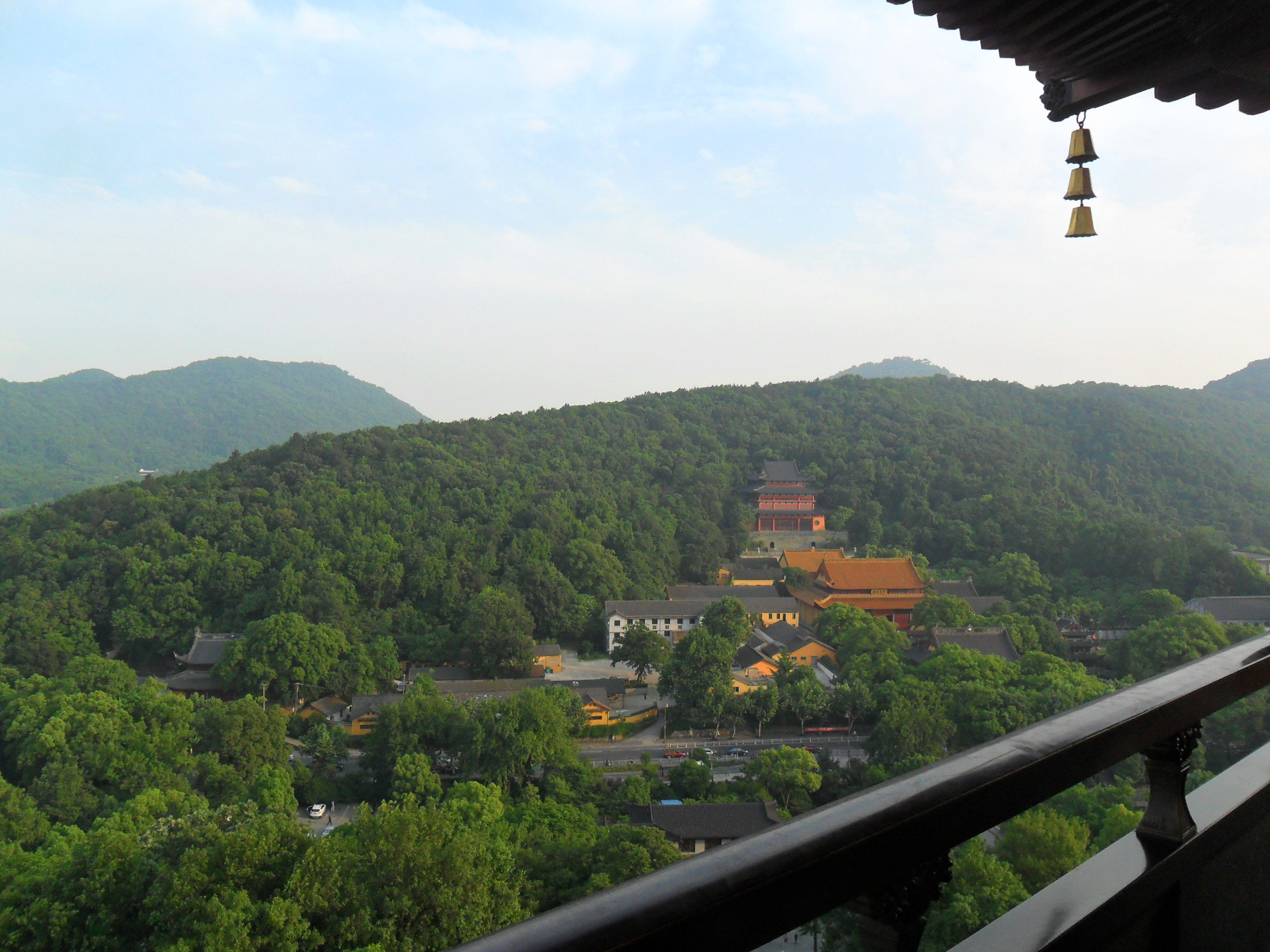 以佛教寺庙中的法器作为一个景观的,坐落于杭州南屏山北麓净慈寺里