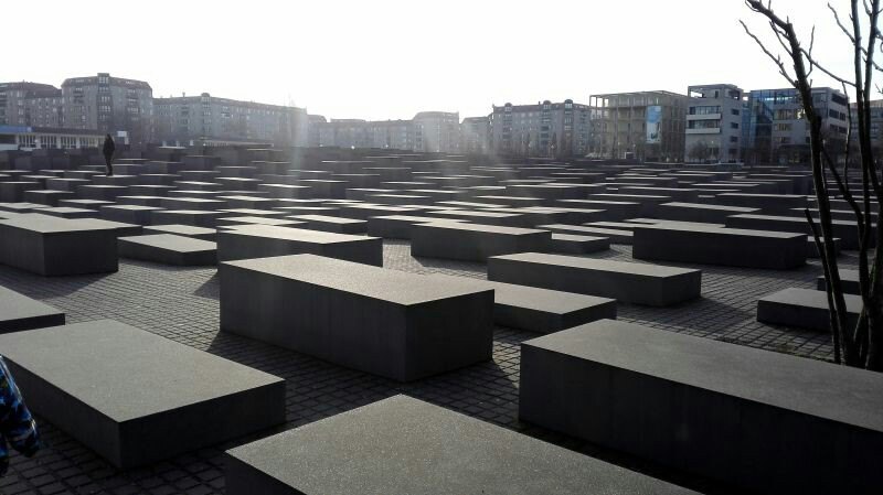 【携程攻略】柏林欧洲被害犹太人纪念碑景点,就在门不