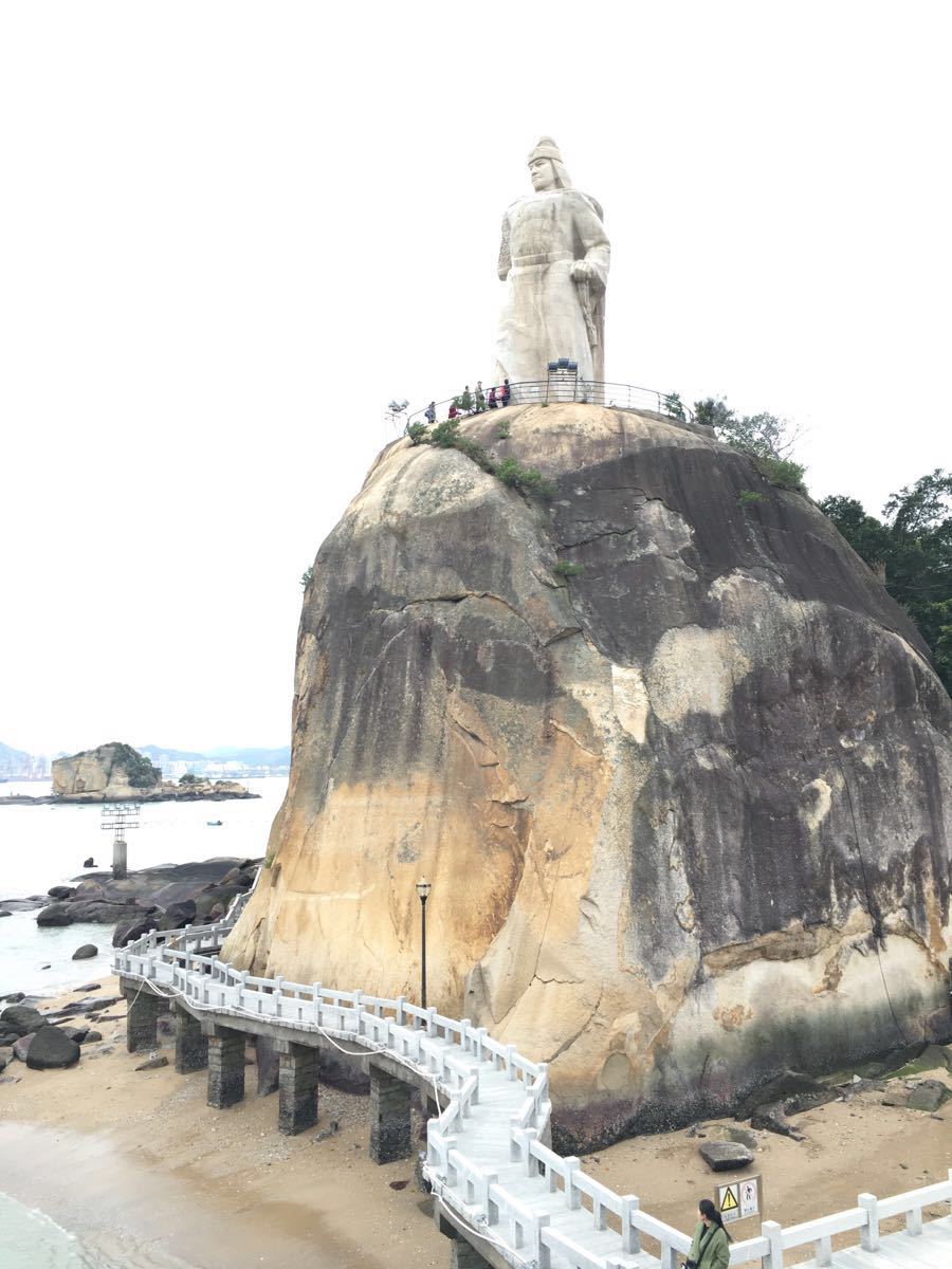 【携程攻略】福建鼓浪屿景点,日光岩和郑成功雕像比较