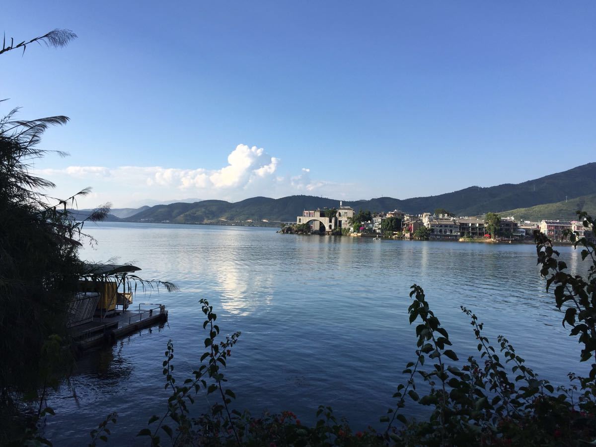 南诏风情岛,洱海三岛之一,在双廊村对面,想要上岛游览乘船是必须方式。两种方式上岛,一是纯粹只游览南诏风情岛的,在双廊村的渡轮码头坐摆渡船上岛,5、6分钟就到了,船票也不贵,但上岛要单独买门票50元,推荐网上预定南诏风情岛门票和含往返摆渡费的船票,只要45元;二是在洱海码头乘坐大游船,洱海有桃园、才村和下关码头,都是互通的,上船码头不同路线有差异,但经过景点基本都涵盖南诏风情岛、小普陀、金梭岛,船票142元,含洱海环保费、三道茶表演、小普陀及南诏岛上岛门票,其实洱海本身免费,游船上岛时间太短不推荐。岛上有座