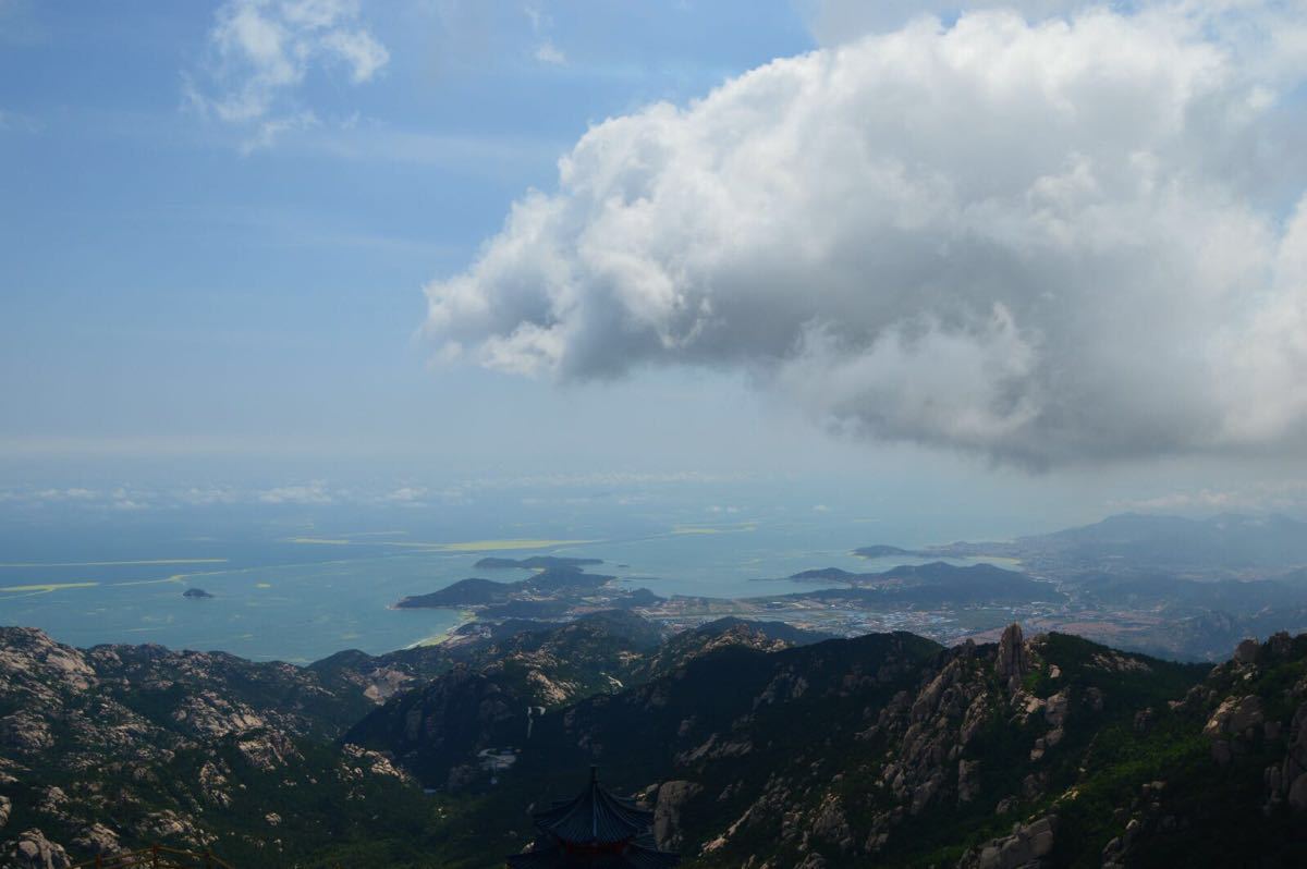 终于到达山顶,立于最高峰,群山绵延在脚下,近处,巨石垒砌的高峰被
