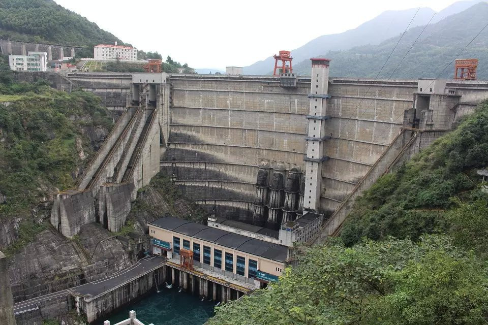 东江大坝坝底电站