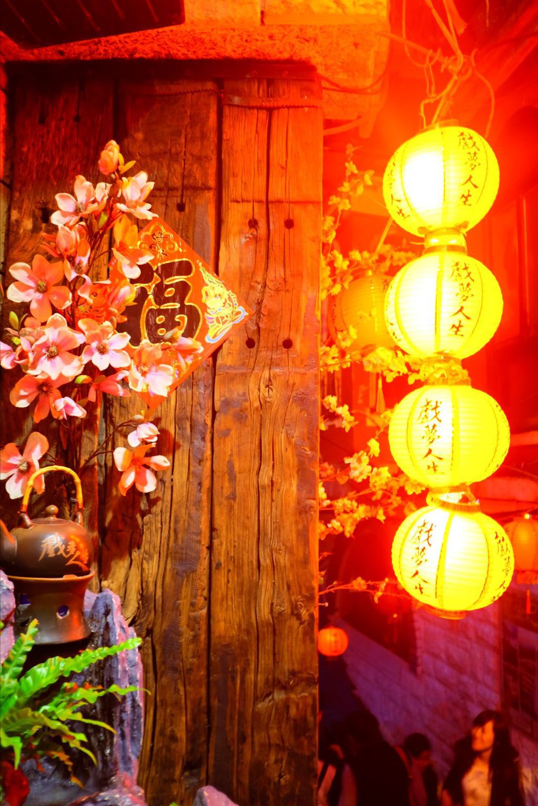 首先,我们是直接从台北车站搭乘国光巴士前往基隆,然后从基隆转车到九份的,个人认为比起火车来,这种方式更舒适和方便,且节省时间!(因为火车的时间必须得提前熟悉列车时刻表)到达九份之后,发现这里的老街美食确实不少,但逢节假日最好还是错开,因为狭窄的小巷子里人流实在密集.