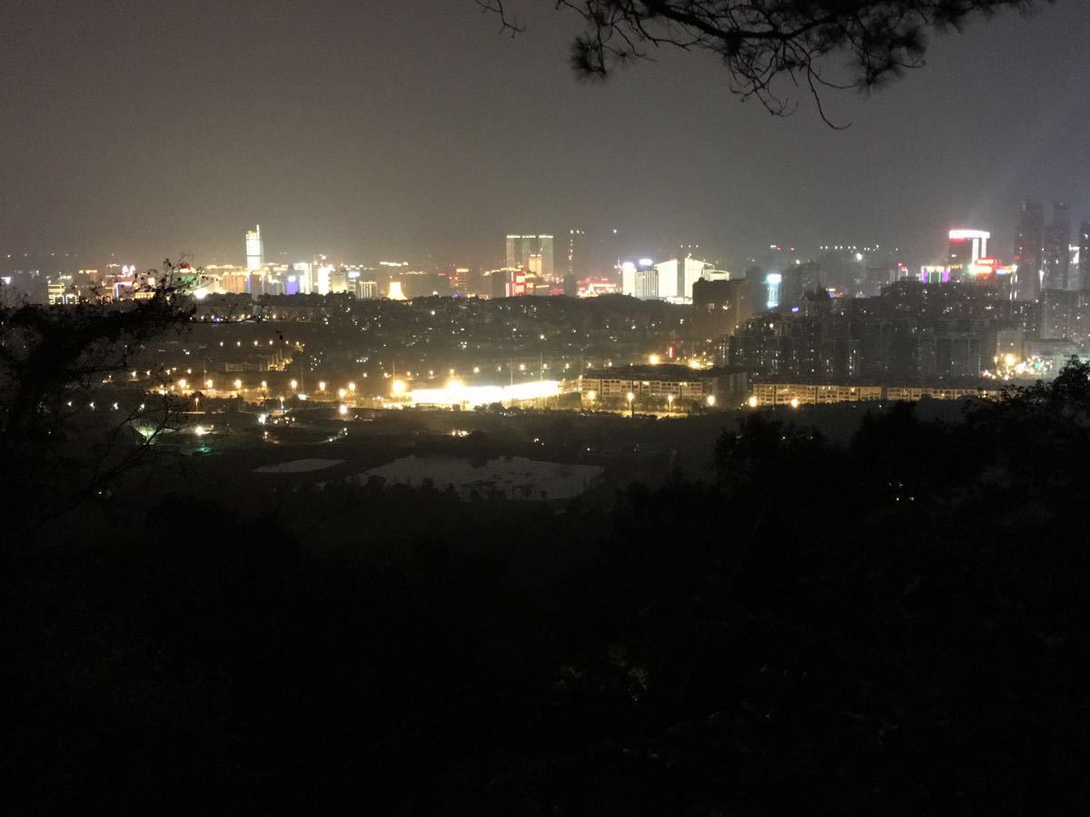 青秀山景点,晚上开着车上山看夜景,人少空气又好,整个南宁净收眼底