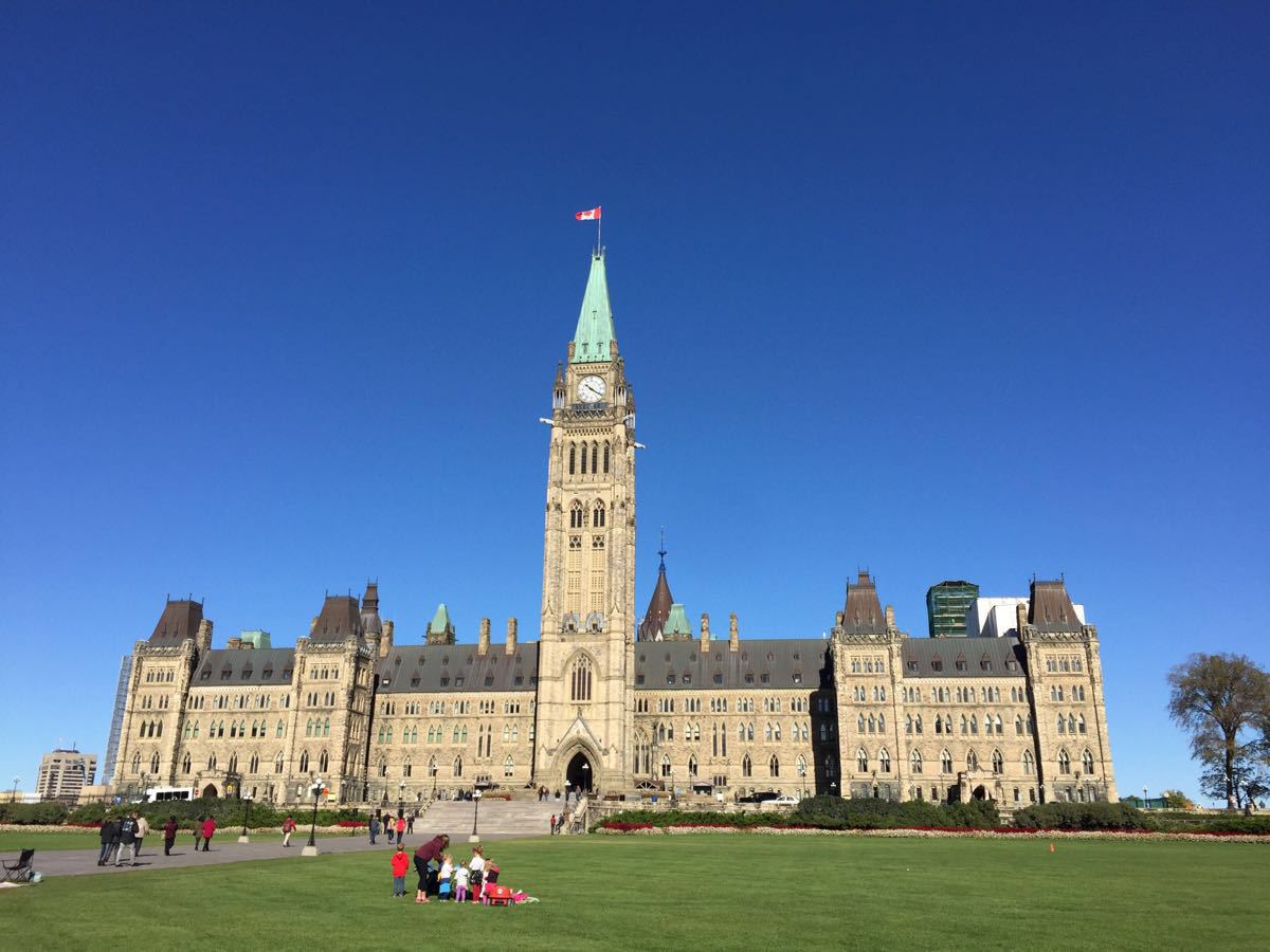 加拿大国会大厦(parliament hill)是渥太华的标志,由三栋哥特式的建筑