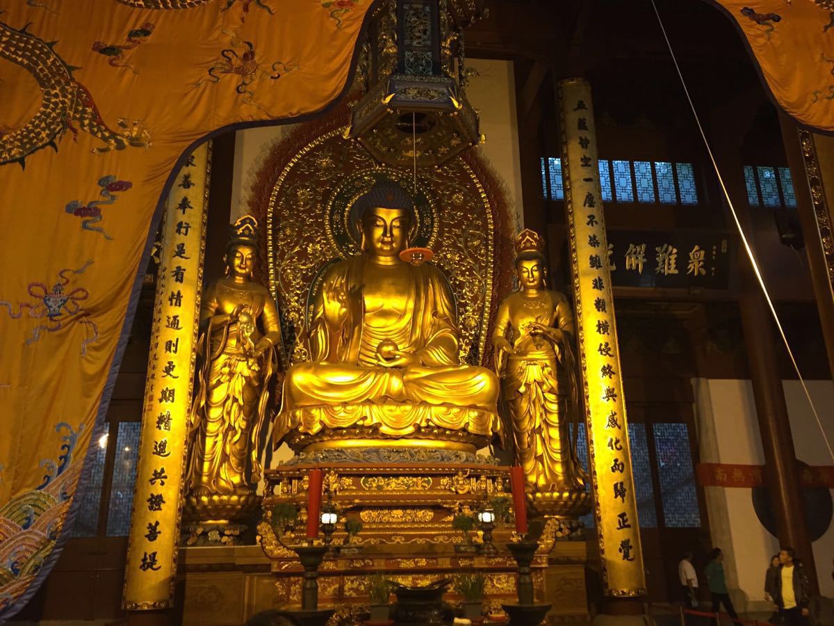 千年古寺,值得一去,大雄宝殿雄伟壮观,飞来峰的万佛像