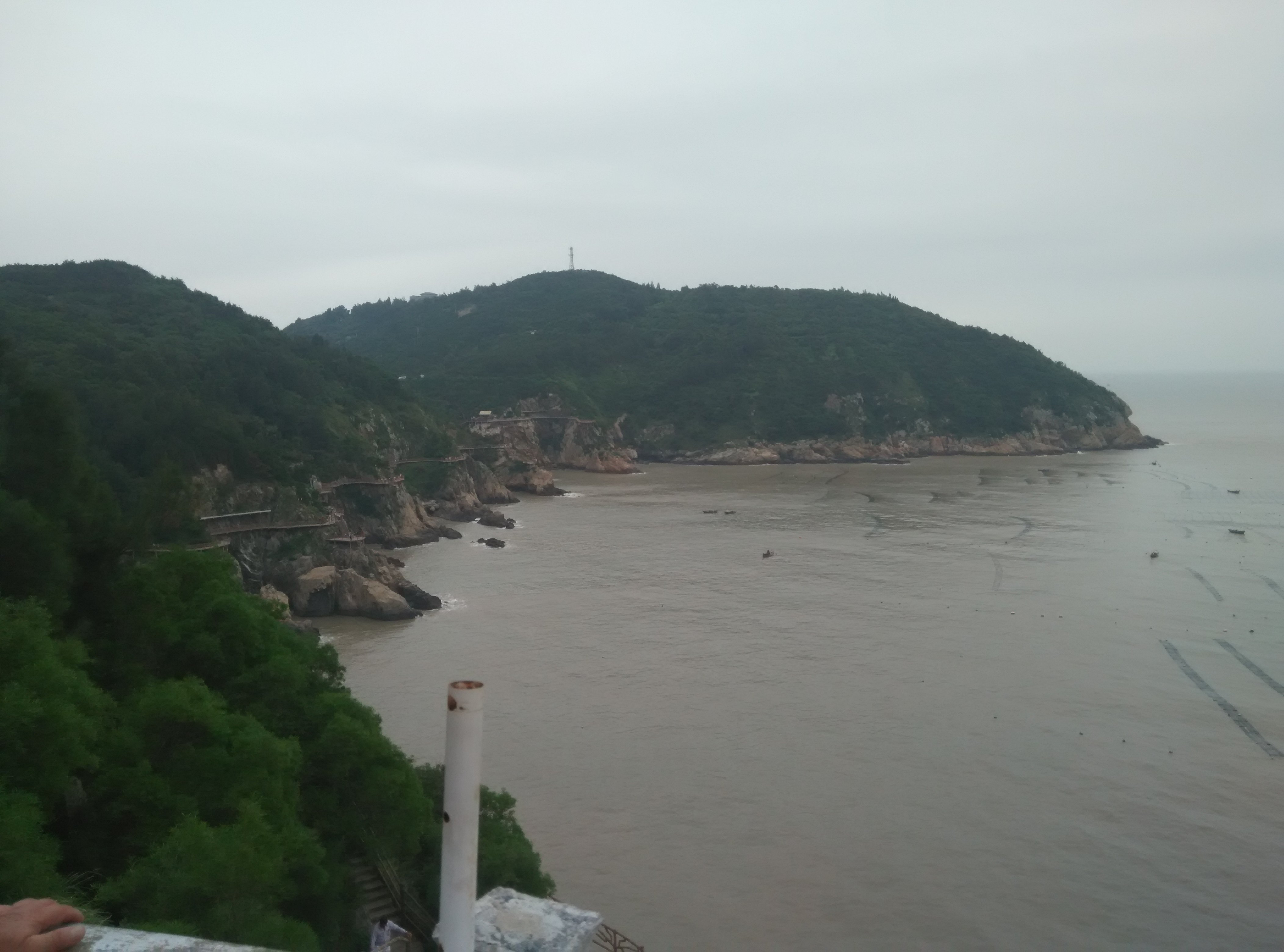 计划了1个多月了,潜水论坛好久,终于老公提回了 神7,但是不巧来了 杜鹃台风担心天气啊,万幸30天杜鹃已经登陆。 为了免费的买路钱,为了逼高峰啊。全家7口是拼了,全家1号早凌晨4:55就出发了。 D1,开车2个小时到了嘉绍大桥前的休息站,一路上风大雨大我们都有些担心。下车我们就先休息,全家早饭(泡面,酥饼,嘉兴粽子,小馄饨)。半小时我们又启程前往绍兴安昌古镇(安昌镇镇中路2号)门票免费,古镇江南水乡推崇仁昌酱园 手造酱油,玫瑰乳腐 和 陈记扯白糖,听说黄酒也很好。古镇全程游览1.