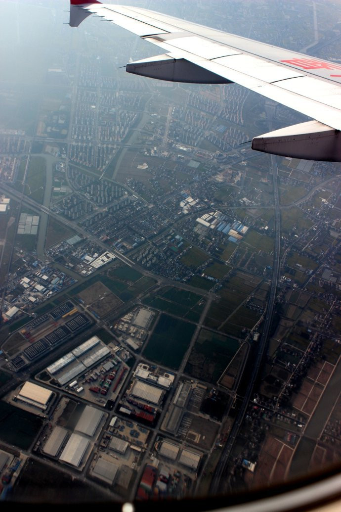 雾霾下的上海天空  11月3日下午3:30安全抵达上海浦东国际机场.