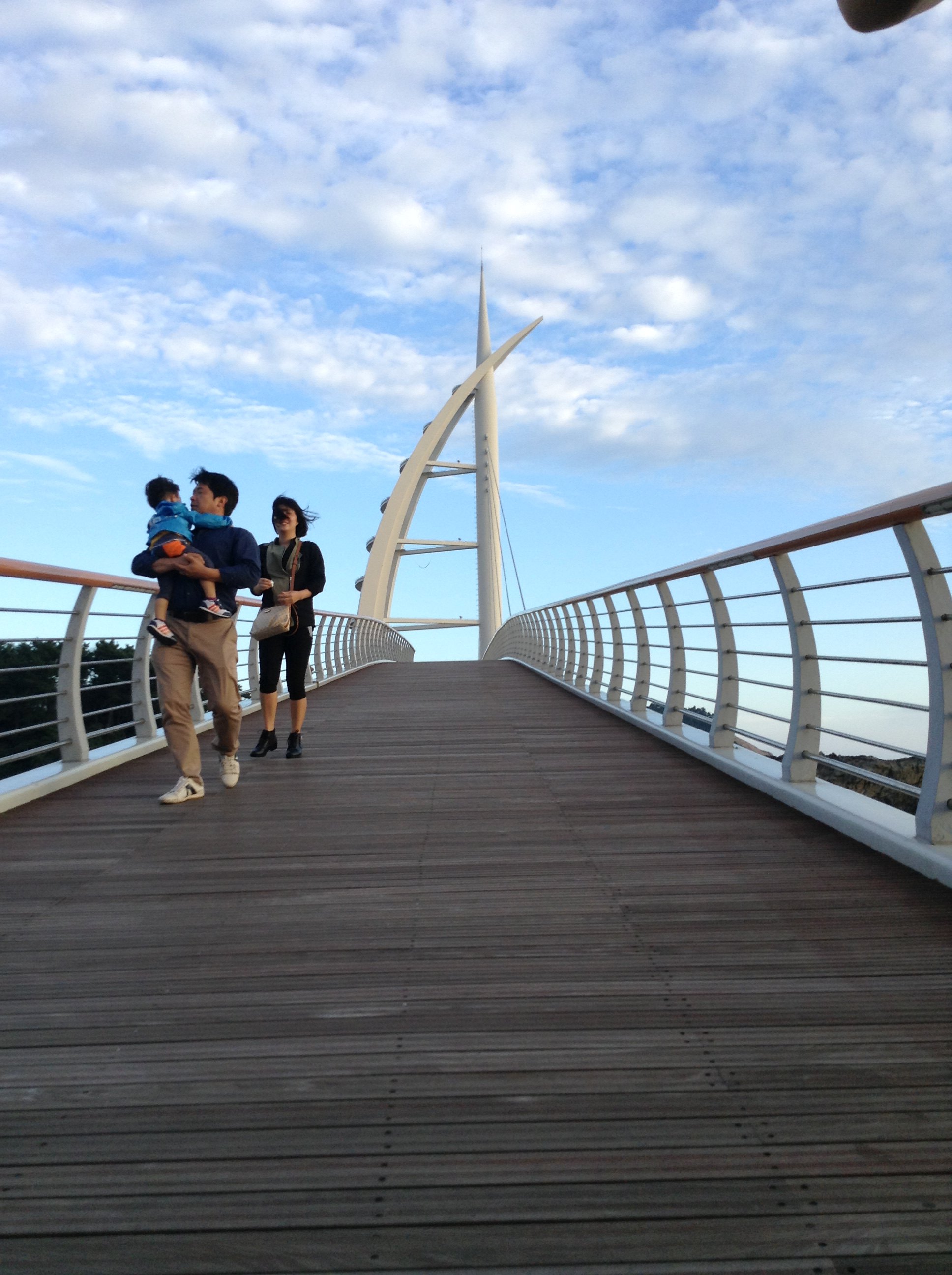 就可以看到,又一浪漫之处,新缘桥是连接济州西归浦港与鸟岛(birds