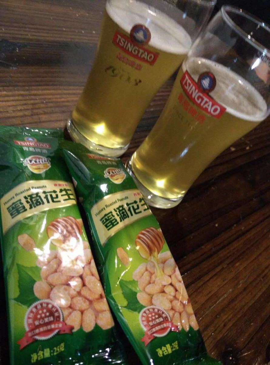 聞名中外的青島啤酒是青島這個城市的閃亮招牌,來到青島,一定要暢飲一杯青島啤酒。如果對青島啤酒的歷史、企業文化和生產流程有興趣,就要來博物館尋找答案了。交通:位于青島市登州路上,比鄰啤酒街,交通方便,多路公交車可到。門票:博物館有多種套票,其中普通的成人票旺季是60元,送兩杯啤酒(純生和原漿各一杯)和一包啤酒豆。旺季和淡季價格會有所不同,最好到之前從網上預訂,價格會比較便宜。青島啤酒博物館是由青島啤酒股份有限公司投資建立的國內唯一的啤酒博物館,建立在百年前的青島啤酒老廠房之內,外部建築仍為德式風格。博物館分