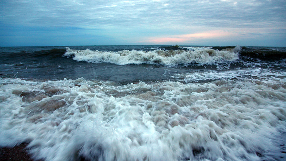 这里波涛汹涌,海浪一波接一波地冲向岸边,晚上睡觉时在我们的房间里都