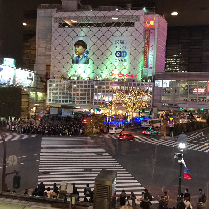 《生化危机》5 开头的那个十字路口,很多攻略都说到星巴克的二楼拍照