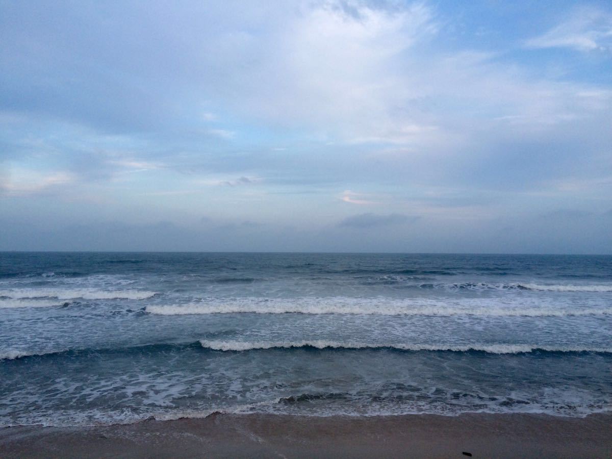风动石风景区景色优美,在沿海木栈道上看着海吹着海风非常惬意