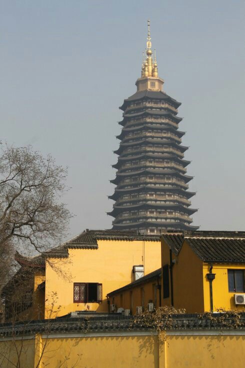 天宁寺在常州市区内,离另一处有塔的红梅公园不远.
