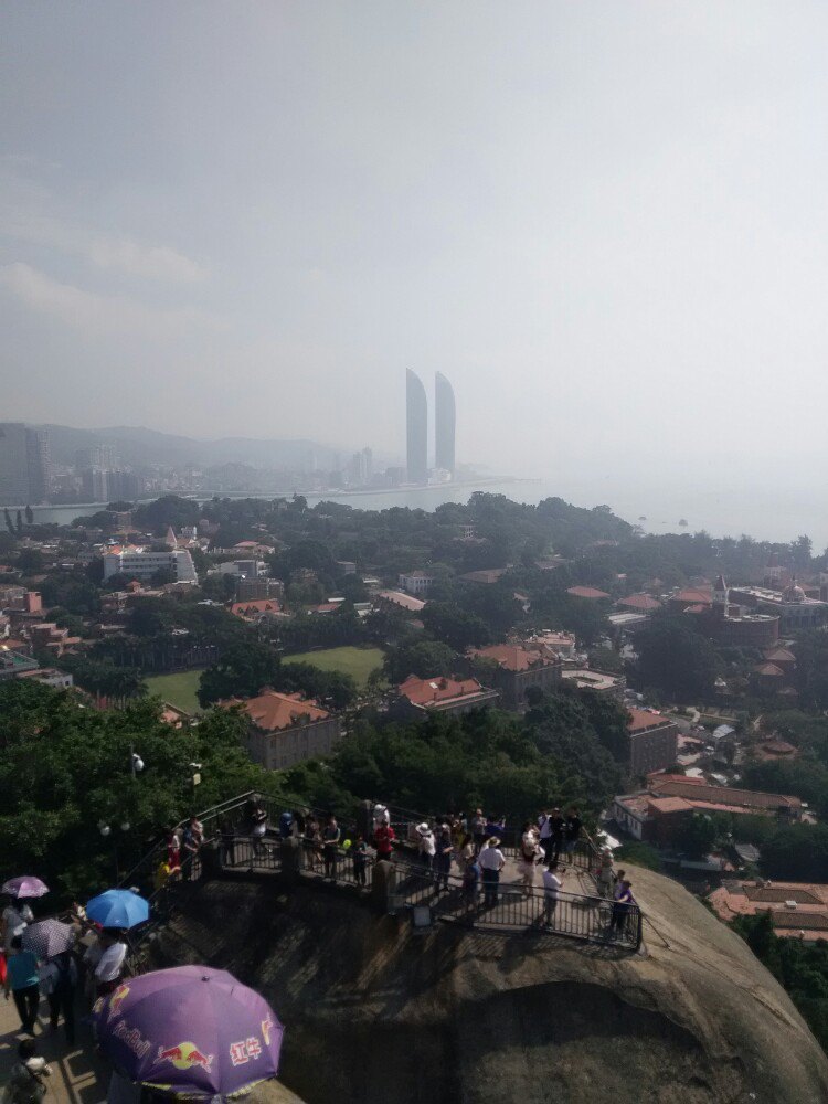 真不错,不上日光岩,枉到鼓浪屿,整个鼓浪屿全景尽收眼底.