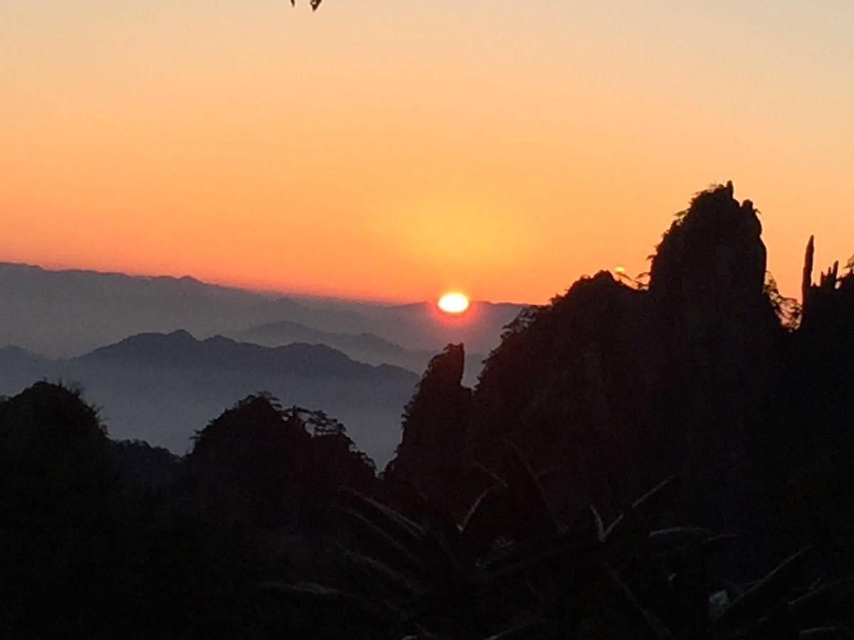 景色秀丽,空气清新,站在山顶有种君临天下