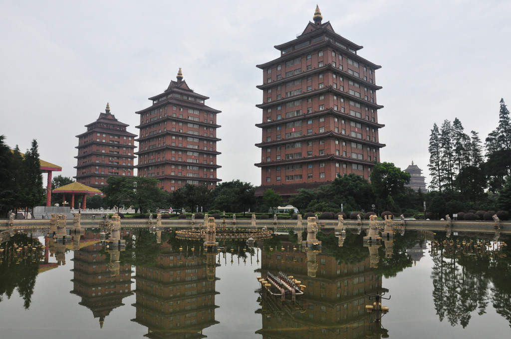 外面雨愈下愈大,我们回到车上,本来想去下一个景点,世界遗产公园和