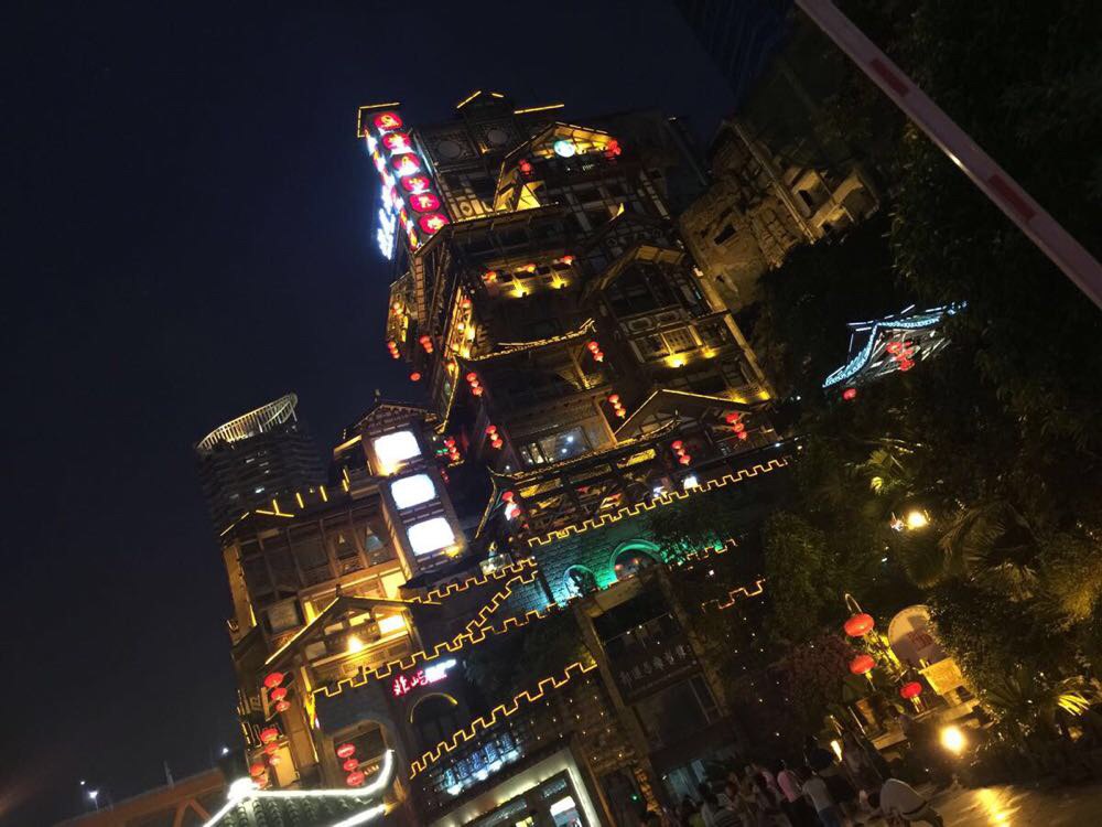 再走过来洪崖洞看夜景,晚上真的好美啊,怪不得网上说是像千与千寻