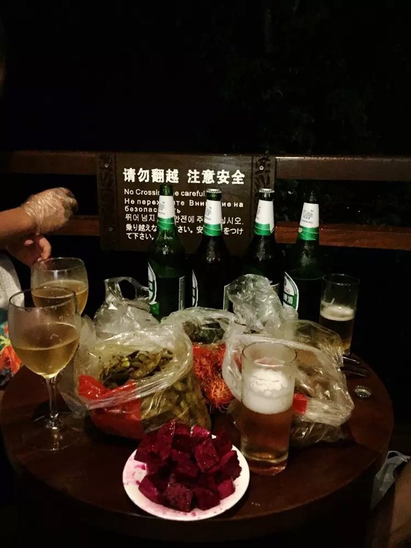 后面又买了点水果,小吃回酒店喝酒,水果真的非常便宜好嘛,火龙果和