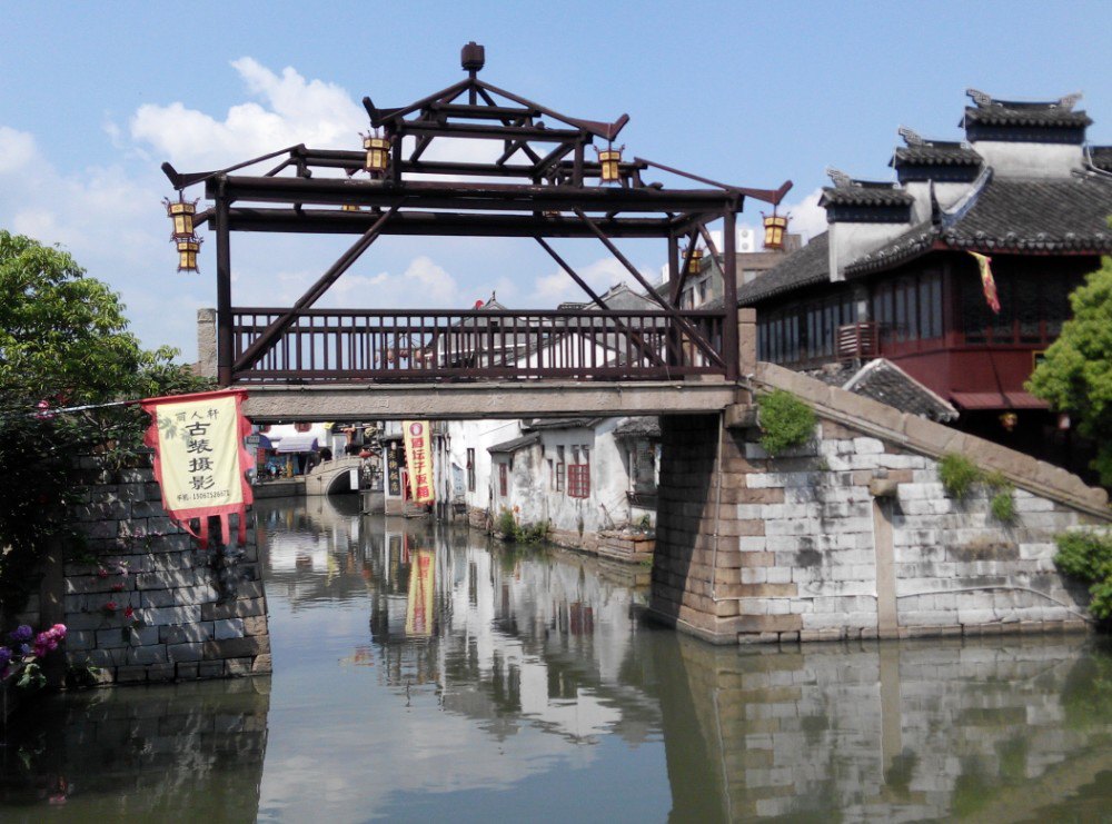 国庆6号去的,人多游玩质量难免打折扣,同里古镇属于江苏省苏州市吴江区,位于太湖之畔,紧靠市府所在地,自宋代建镇距今已有一千多年历史。镇区内始建于明清两代的花园、寺观、宅第和名人故居有数百处,川字形的15条小河分隔成七个小岛,而49座古桥又将其连成一体,以小桥、流水、人家著称。