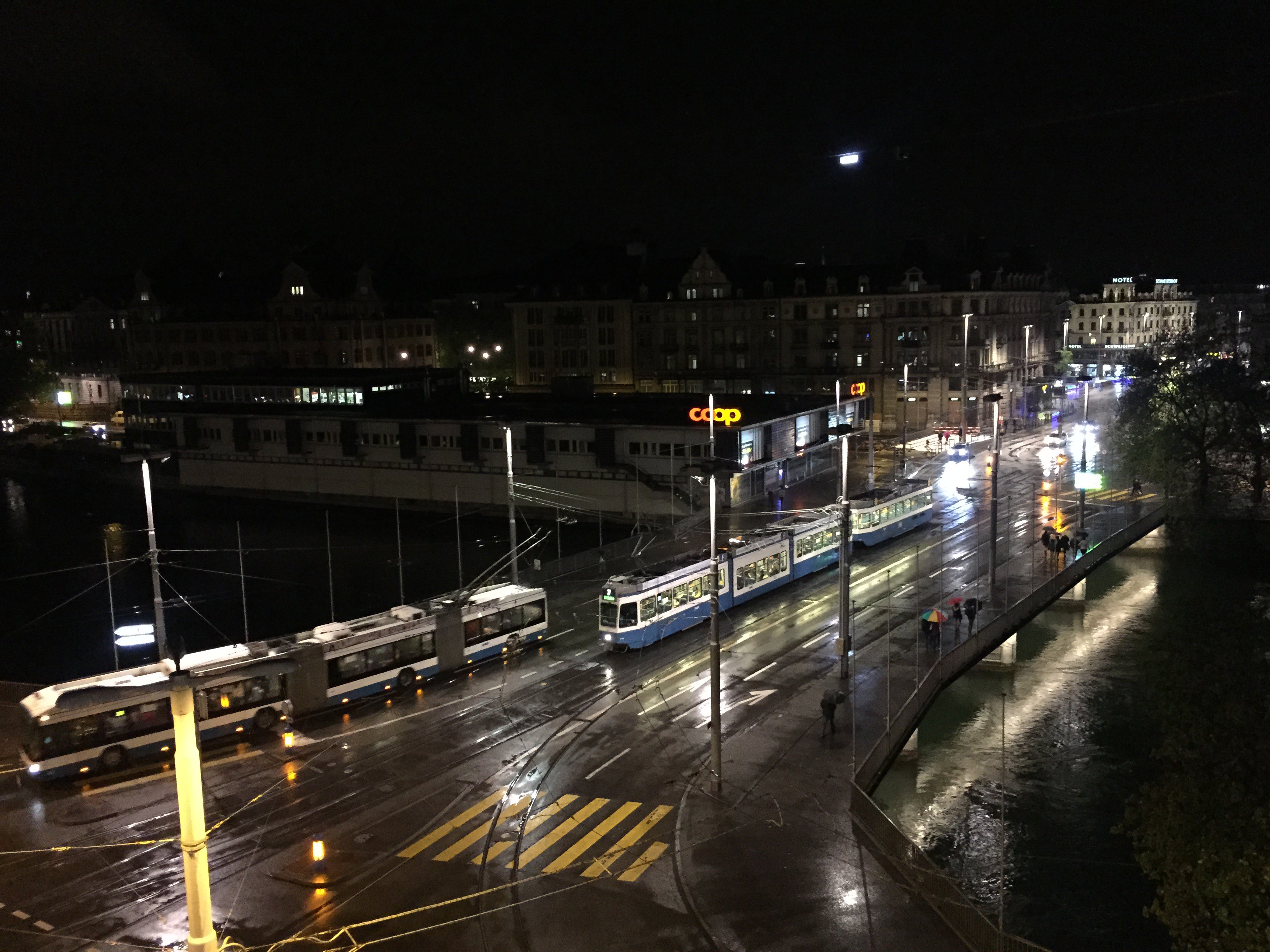 难得的夜景,苏黎世的夜晚不算热闹,由于一天都在下雨