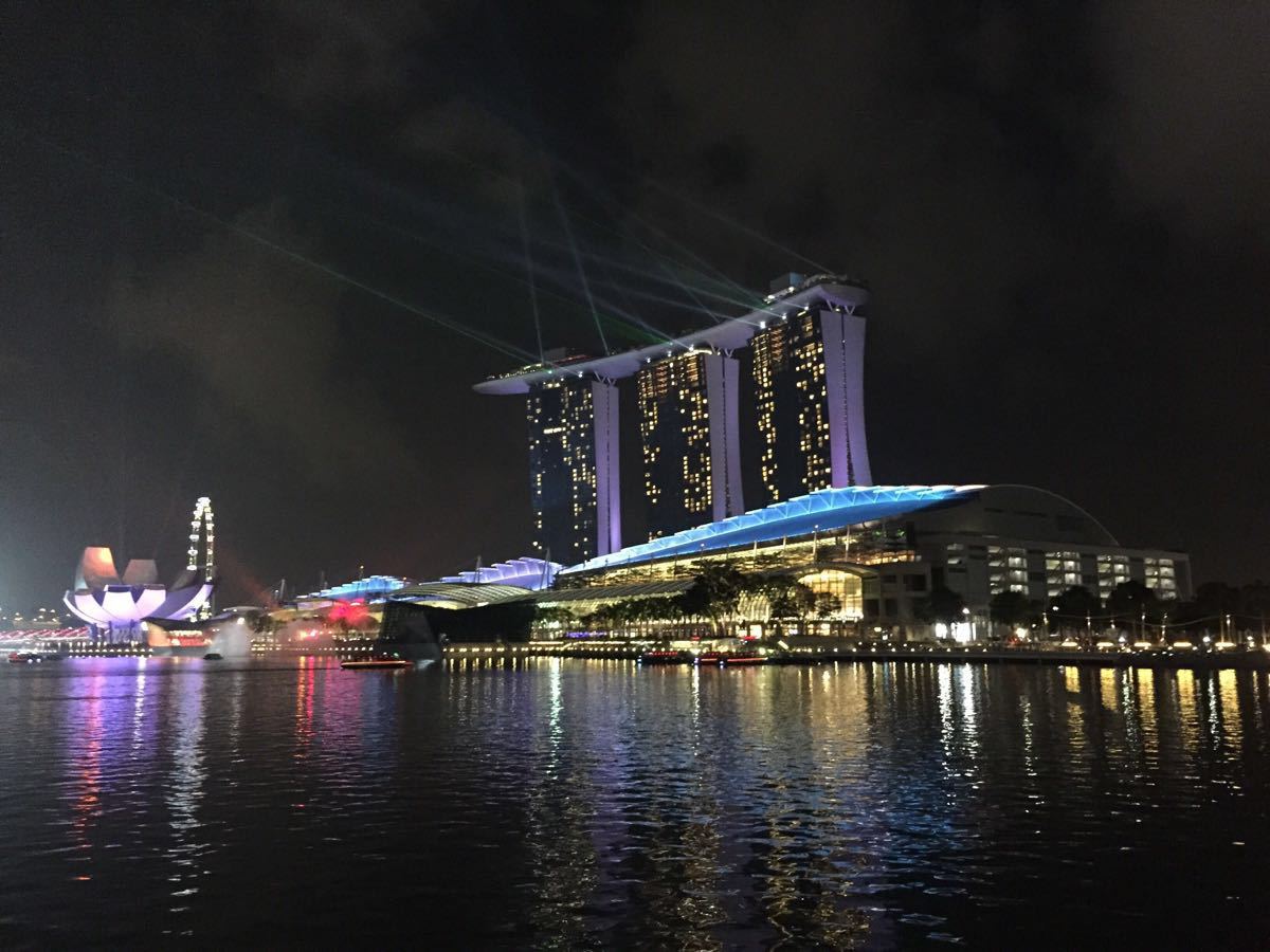 新加坡濱海灣金沙酒店,又是一個超級豪華超級奢侈的酒店,它現在號稱是當今世上最昂貴酒店,當然旅行的預算讓我們去新加坡不可能入住這麼奢華的酒店。但是我們還是買了參觀的門票參觀了位于酒店五十五層高的塔樓頂層的游泳池,據說這個創意,可以邊游泳邊從高處新加坡城市風景的創意已經被稱作為世界的建築奇跡,可惜二十塊錢一個人的觀光票,只能去頂層前端的區域,包括一個酒吧,不能到達泳池那部分。希望下次來新加坡玩,有機會能入住這家酒店呀,據說這家酒店的預定其實很火爆的,里面還設有豪華賭場,相當奢華。