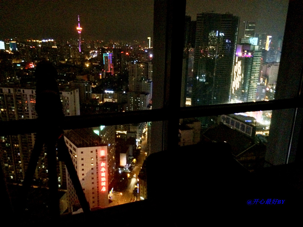 站在落地窗前看成都夜景.