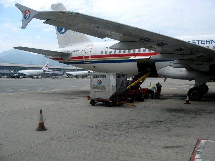 【泰国之旅】实拍香港机场东航空客320牵引,启动,起飞