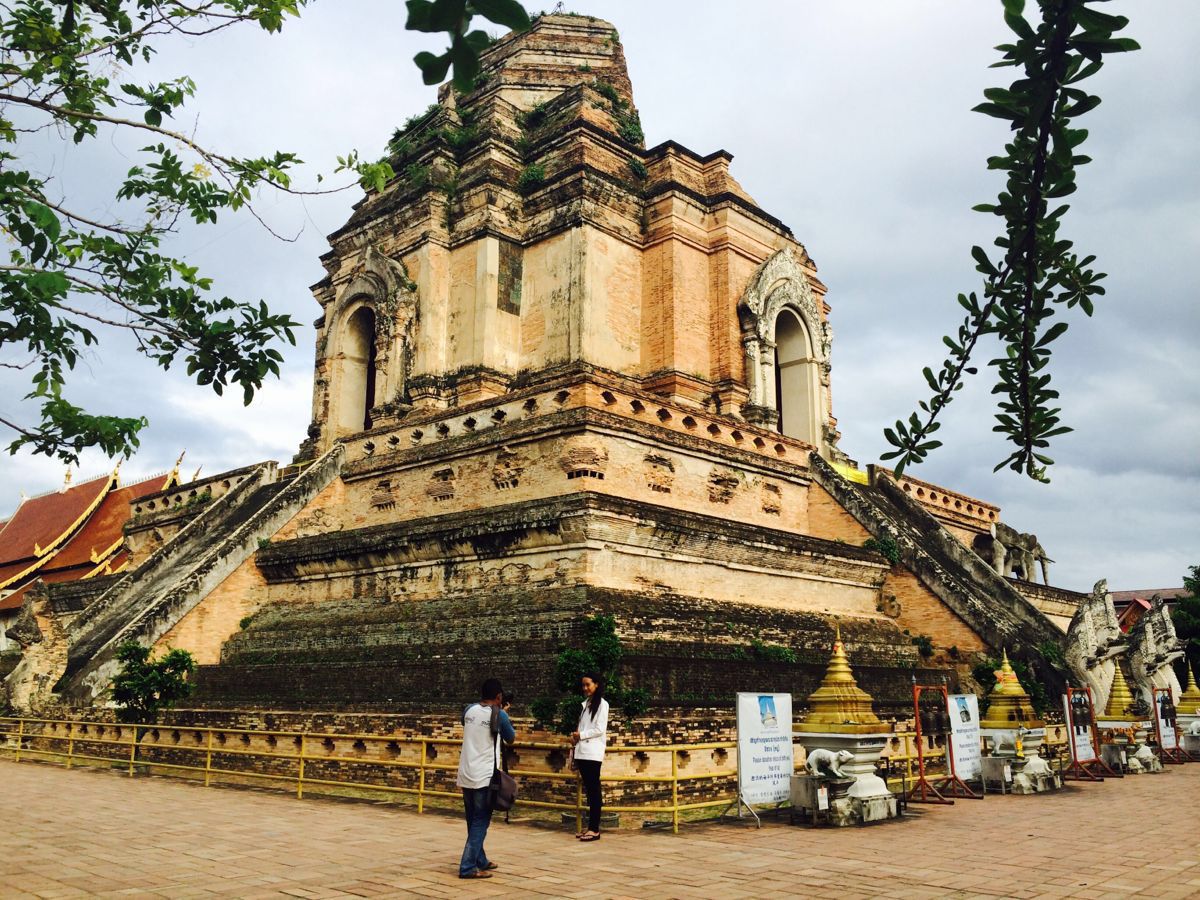 【携程攻略】清迈府大佛塔寺景点,古城内地位最高的寺庙,有一座兰纳