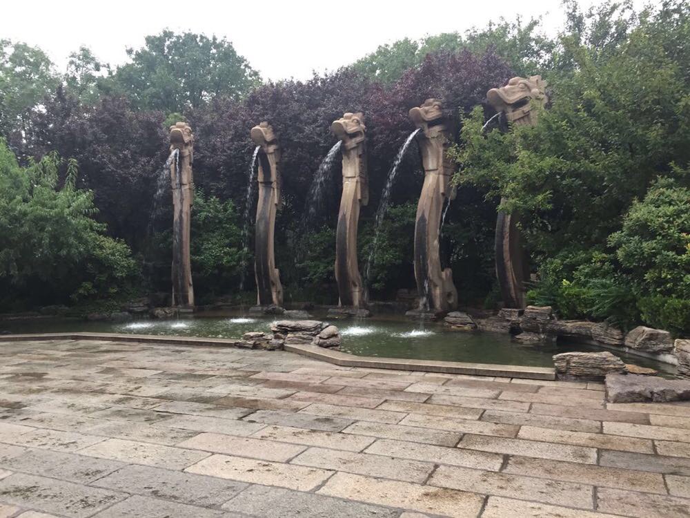                   五龙潭的五龙
