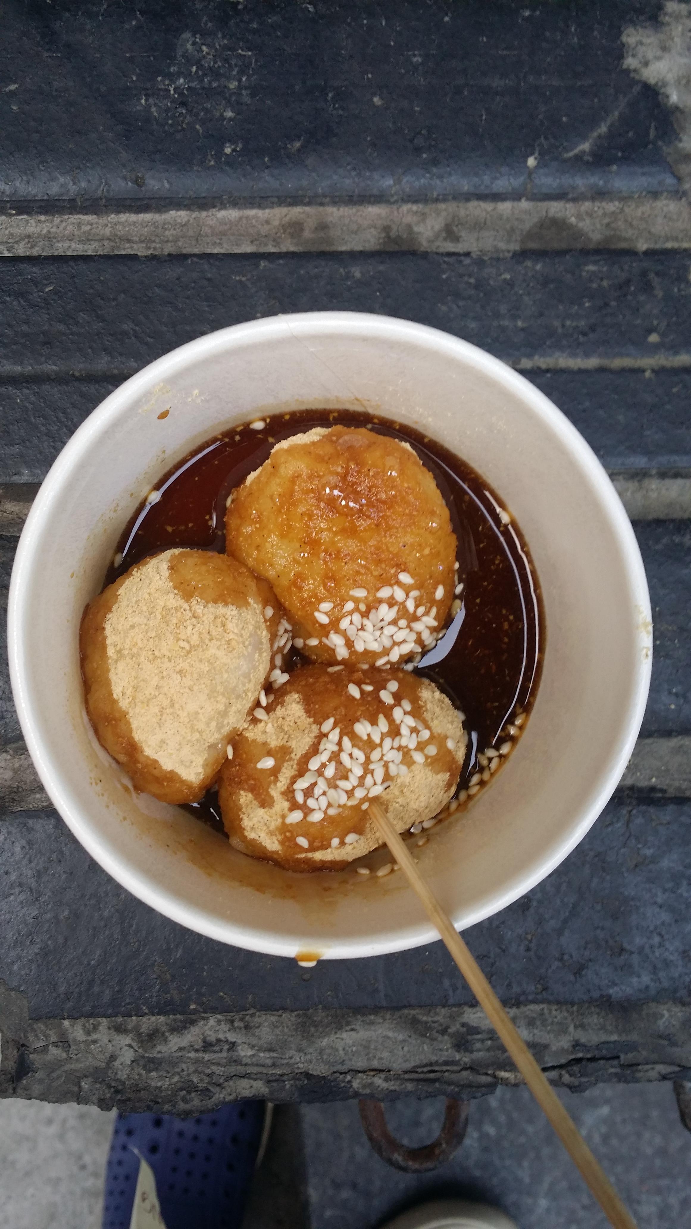   窄巷子口的,著名小吃---"三大炮