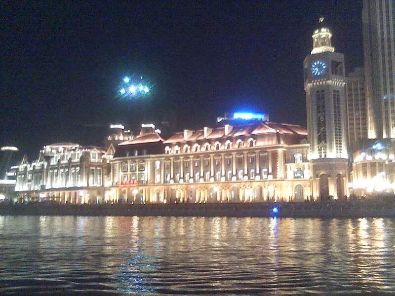 前年去东站后广场拍了一张海河的夜景,没有坐游船,两岸的建筑都是欧式