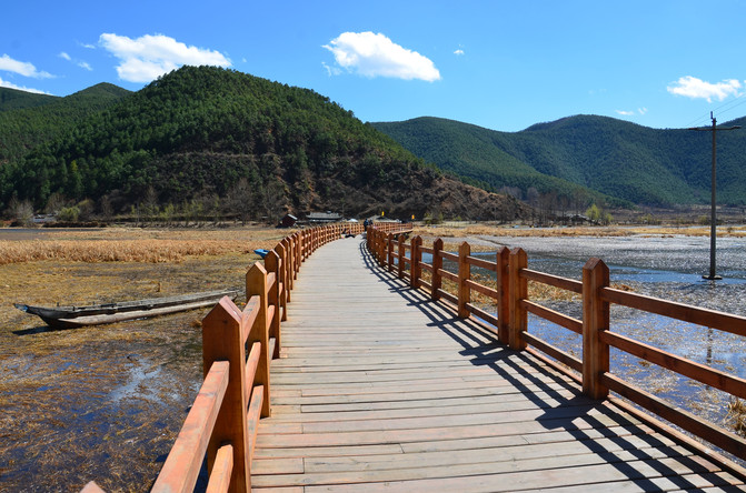 人文风情看四川泸沽湖,泸沽湖位于镇四川境内,四川境内还有情人桥,就