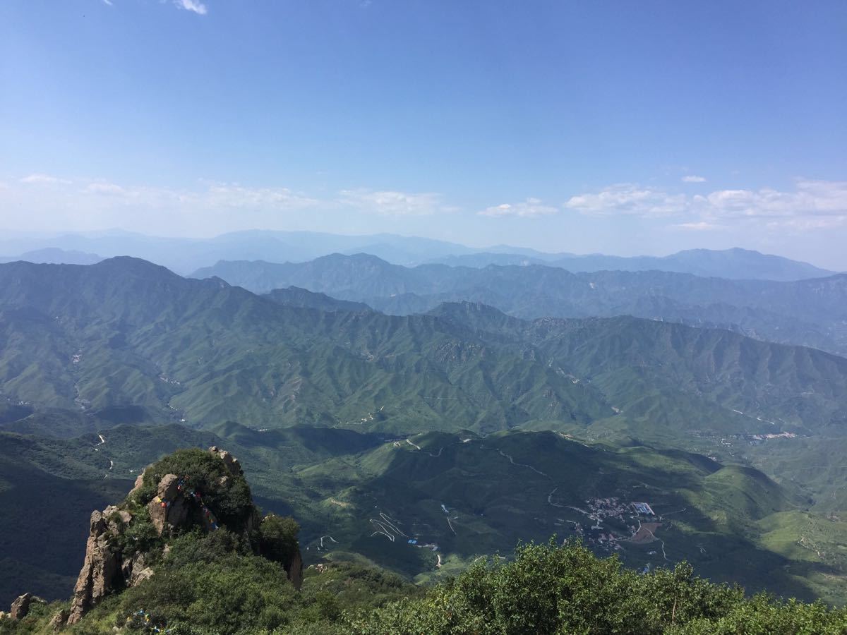 百花山太美了,我们从房山史家营进去,从山脚下开车到百花山主峰,一直