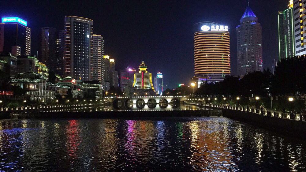 这里是在甲秀楼下拍到的贵阳夜景