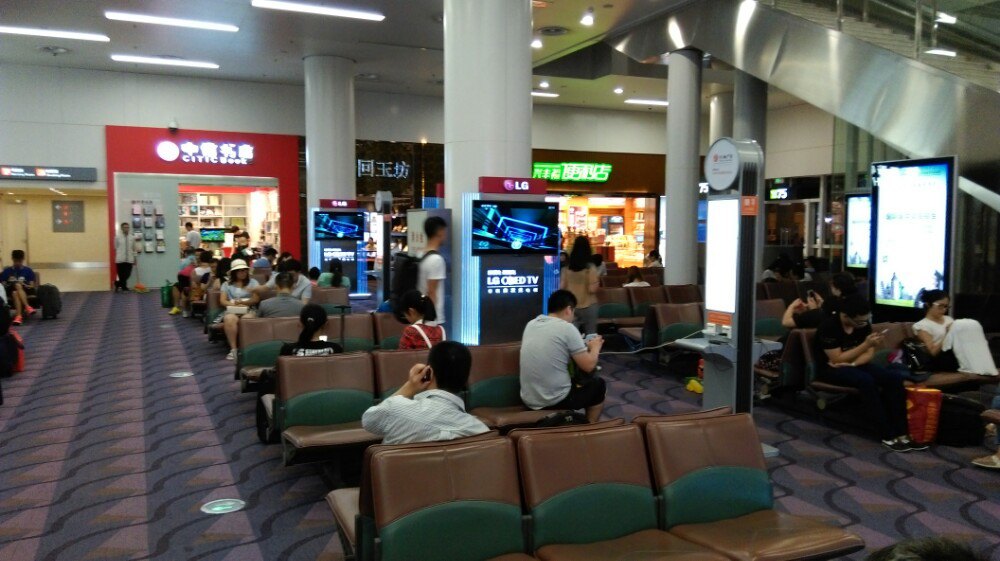 我是7.30到8.2号出行厦门的旅客
其实是想点评深航但因为是报了半自由行的团(?)机票包在里面不能单独点评只好点机场
首先我还是为厦门高崎机场对天气这不可抗因素做出的准备点赞
接着我就要对深航表示我的不满一开始没有说明拿票的方式(我觉得这也是携程的锅)正常来说在网上订票应该是在自助出票机拿票但深航(还有携程)没有任何通知让我们错失了很多时间
再者在回程当天因为台风导致航班多有变故应该早些取消航班我们从晚上7点多一直等到12点多才说可免费改签或继续等待
可