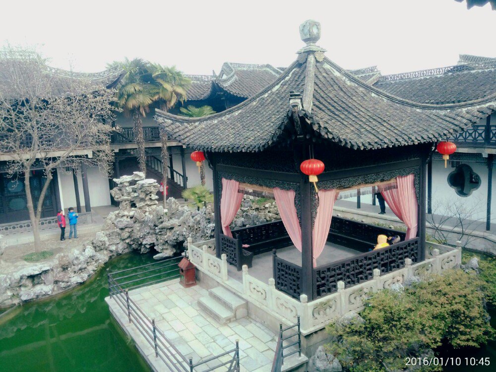 何园可谓是园林中的经典,一提到何园,那不得不提一提琼瑶女士,浪漫的她极为眷恋扬州古城,曾经先后六次来到这座美丽的城市,而她尤其喜欢这里的何园,并且在这里拍摄了自己的多部作品《婉君》、《苍天有泪》、《青青河边草》、《还珠格格3》...等等,何园由清光绪年间何芷舠所造。