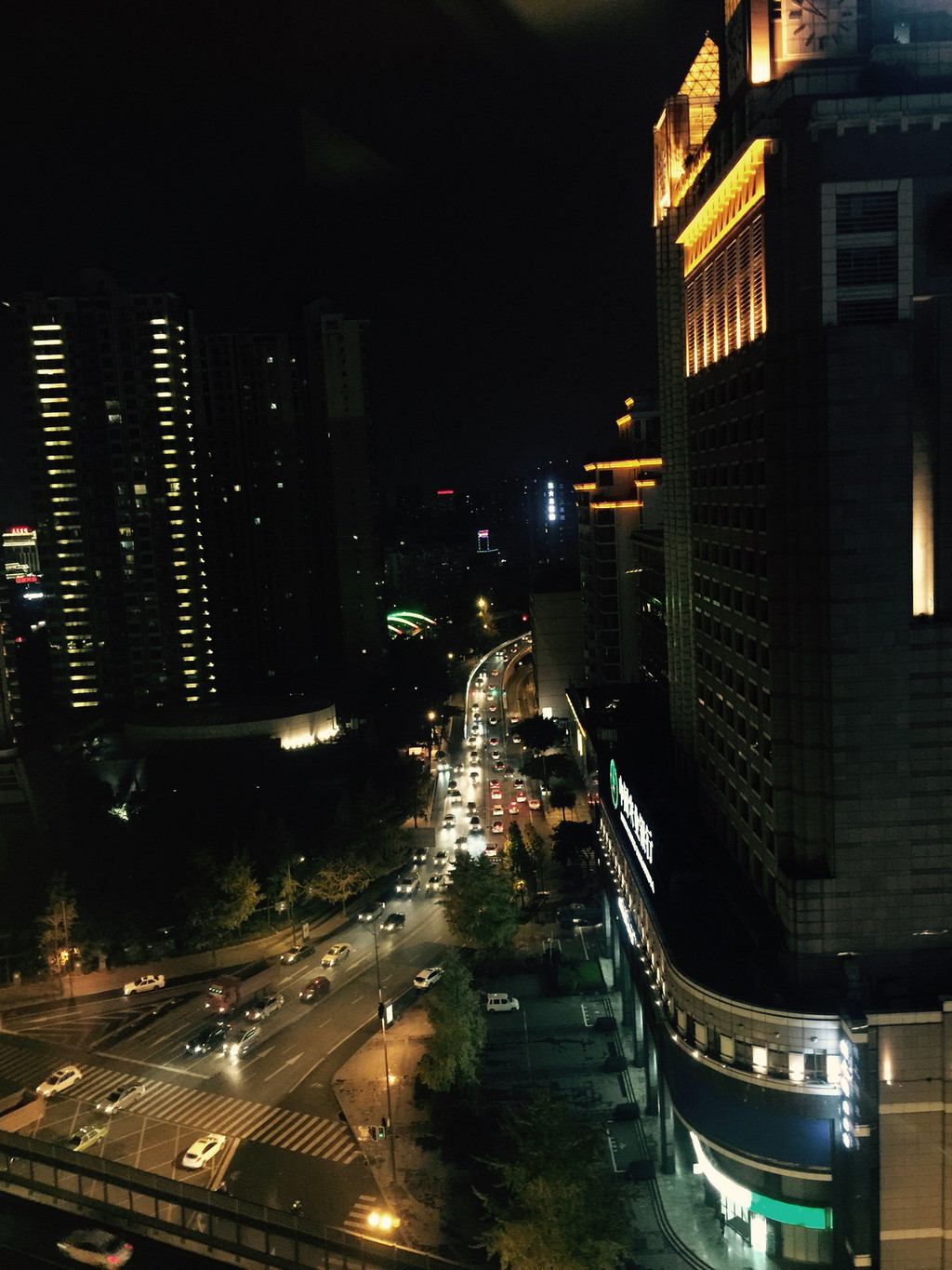 从酒店望出去的成都夜景,这一日行程结束,碎觉