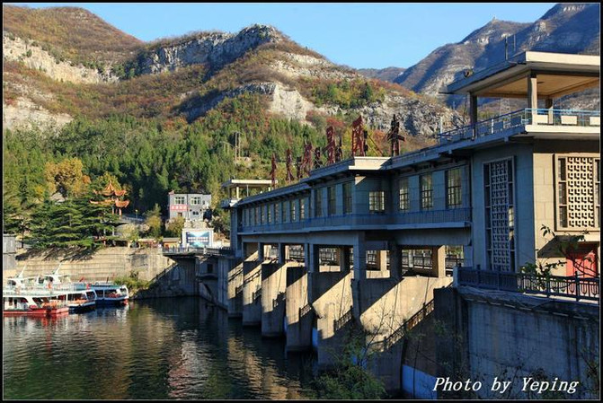 满山红叶似彩霞 水库大坝 实际上,青天河原名红旗水库,水库大坝附近