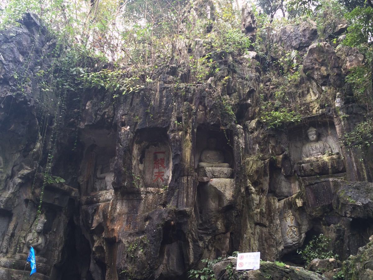 灵隐寺位于飞来峰景区内,一共三个寺庙,最著名的灵隐寺,以及永福寺和